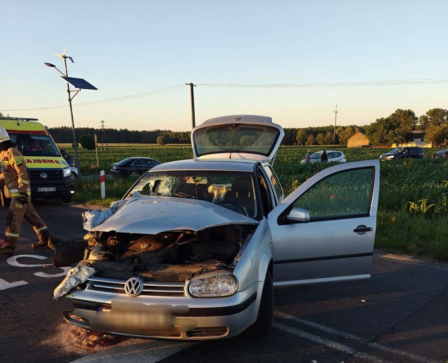 Volkswagen zderzył się z szynobusem. Wieczorne zdarzenie w gminie Raciąż